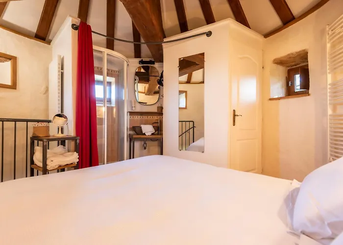 La Petite Tour Du Chateau De Salornay