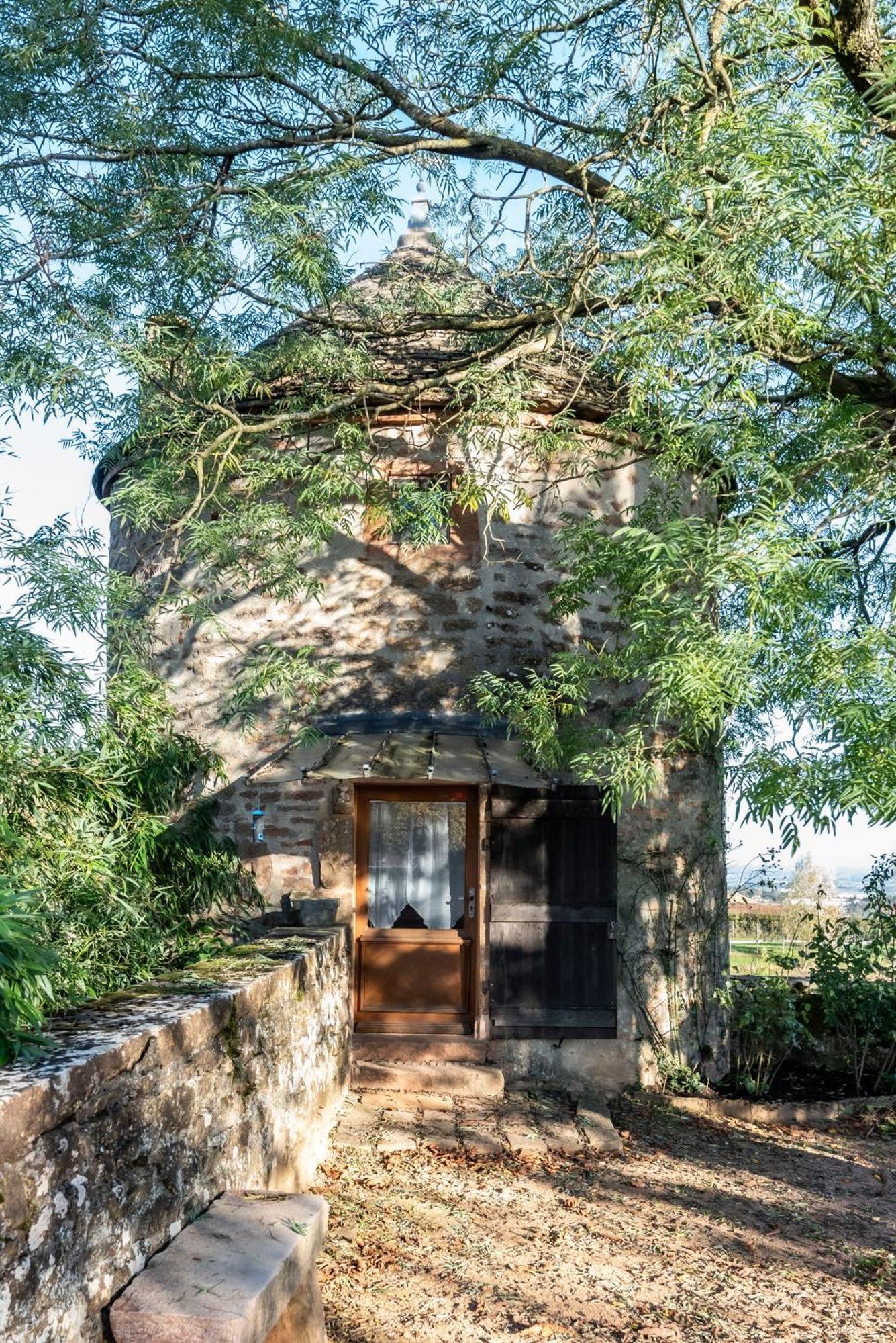 La Petite Tour Du Chateau De Salornay * Hurigny